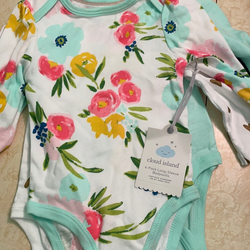 NWT 4 pack long sleeved bodysuits